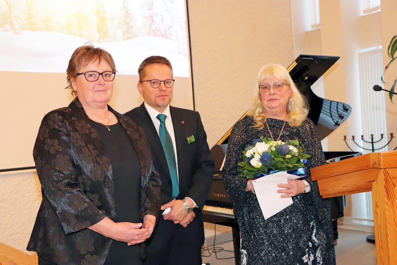 Pudasjärven kaupungin kulttuuriohjaaja Birgit Tolonen ja kaupunginjohtaja Tomi Timonen luovuttivat kulttuuristipendin Marja-Leena Tykkyläiselle itsenäisyyspäivänä.