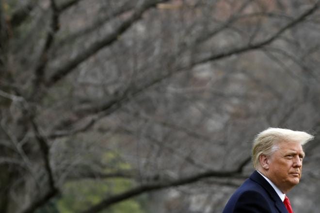 Presidentti Donald Trump kuvattiin viime viikolla Valkoisen talon pihalla matkalla helikopteriin. KUVA: Yuri Gripas/EPA