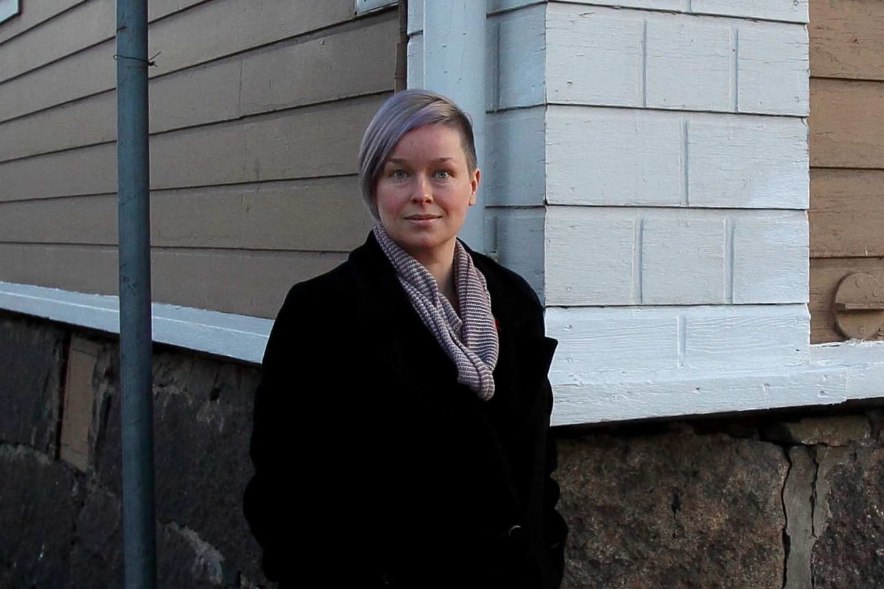 Kirjailija Pauliina Vanhatalo on Hipullinen kirjallisuutta -keskustelutilaisuuden ensimmäinen kirjailijavieras.