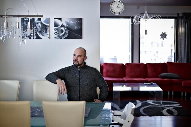Matti Yli-Sikkilällä on pelkkää positiivista sanottavaa lyhytaikaisen majoituksen vuokraamisesta. Yhden majoituksen hoitamiseen häneltä kuluu aikaa noin kuusi tuntia. Majoitusasioita hän hoitaa yhdessä naisystävänsä kanssa. Kuva: Tomi Kosonen