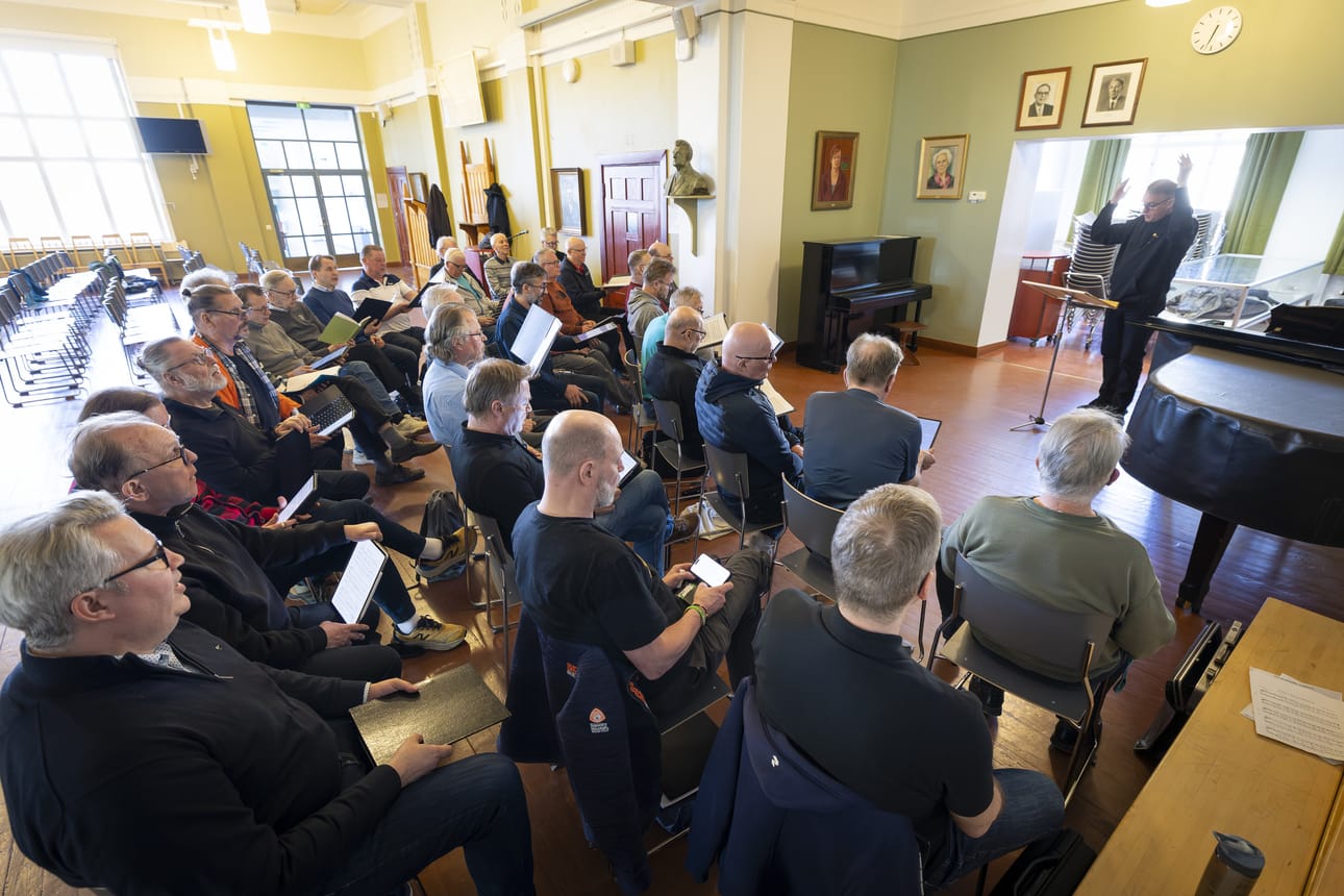 Oululainen mieskuoro Pohjan Laulu harjoitteli maanantaina Leevi Madetoja -mieskuorokilpailun avajaiskonsertin ohjelmaa Oulun Suomalaisen Yhteiskoulun lukion salissa. Kuoroa johtaa Mihkel Koldits.