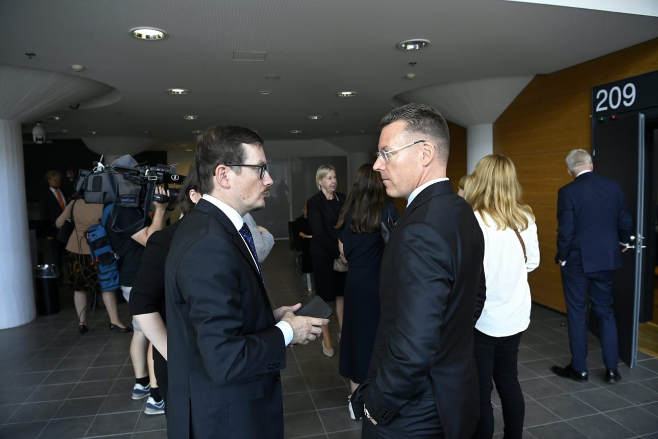 Puolustusvoimien upseerin mukaan toinen HS:n Viestikoekeskus-jutun toimittajista oli häneen yhteydessä jutun tekovaiheessa. Kuvassa HS:n vastaava päätoimittaja Kaius Niemi (vas.) ja asianajaja Timo Ylikantola. LEHTIKUVA / Markku Ulander