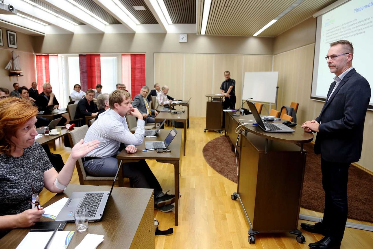 Puskakorvenkallion tuulivoimapuistohanketta esitteli Smart Windpowerin osakas Raimo Kivioja. Hanketta vastusti muun muassa Eija Flink (vas.)