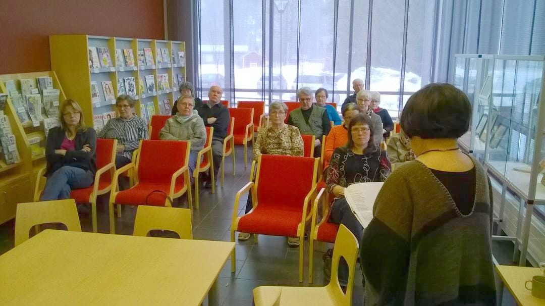 Noin parikymmentä runon ystävää kokoontui Ruukin kirjaston runoiltapäivään. Jokilaaksoon runoa voisi kuvailla kotiseudun sanakääntein;Silloin kukki kielot, liplatteli Siikajoki, kun haavoitettu maa sai rauhan kesää, se oli armon- vauvavuos- aivan uus - nelkytkuus. Kuva Pentti Syrjäpalo