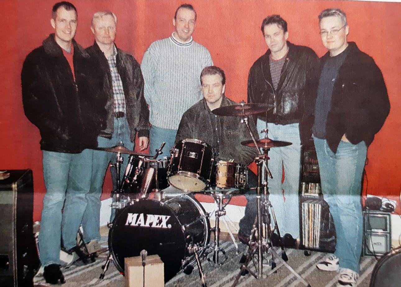 Matkalaukkumiehet nähdään livenä 13.11.1998 Kitronhovissa. Vas. Tommi Vainio, Timo Ojanperä, Risto Männikkö, Jari Erkkilä, Jouni Lakaniemi ja Mikko Höykinpuro.