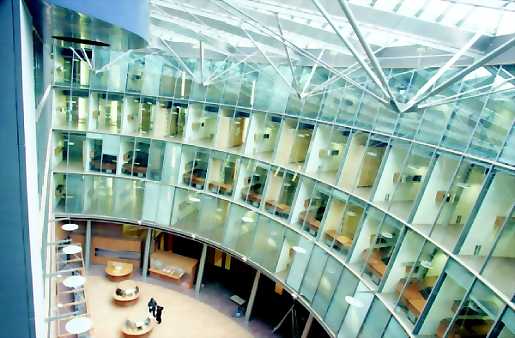 Kuva lisärakennuksen atrium-pihasta.