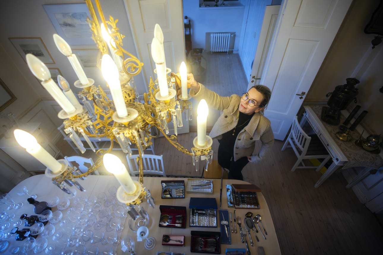 Mia Fant Sundström puhdistaa arvokasta lamppua edesmenneiden vanhempiensa arvokodissa. Asuntoon 1920-luvulla hankittu lamppu etsi vielä keskiviikkona uutta omistajaa.
