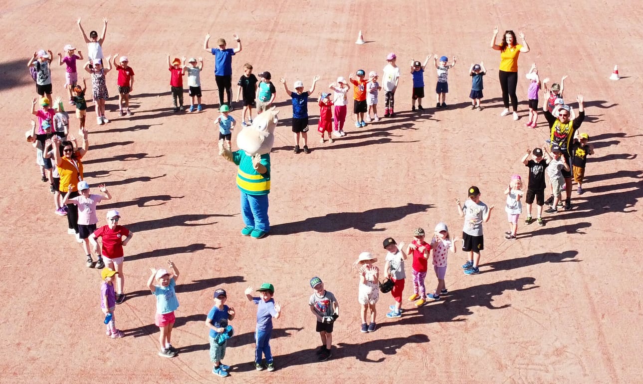 Ennen pesiskoulun aloitusta lapset kokoontuivat yhteiskuvaan.