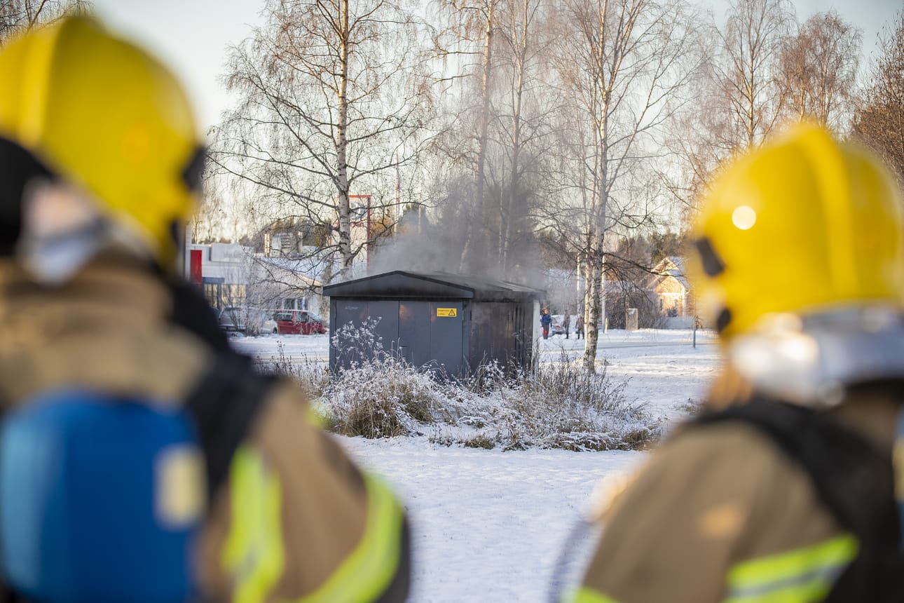 Muuntamo palaa Auratiellä Pattijoella.