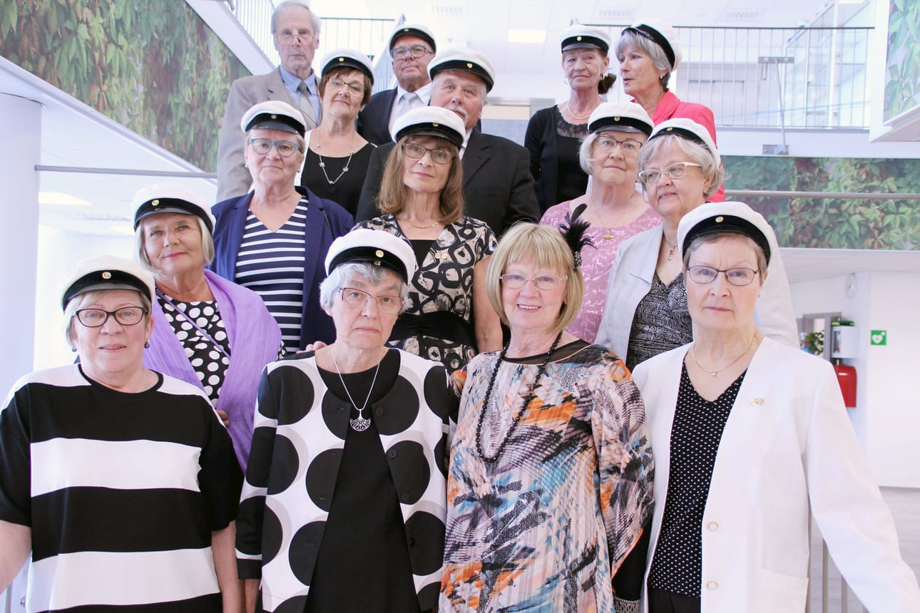 Yläriviltä vasemmalta luokanvalvoja Matti Tallgren, Juhani Vaskuri, Raija Kujala, Leena Schwarz, toinen rivi ylhäältä: Sirkka Kokkoniemi, Toivo Kuokkanen, kolmas rivi vasemmalta:Terttu Sarkkila, Marketta Loponen, Aino Hentilä, Terttu Holmi. Alarivissä Pirkko Mehtomaa, Liisa Montan (takana) Ritva Konttinen, Marja Liisa Nilsson, Aino Autio. Kuva: Kirsi Junttila