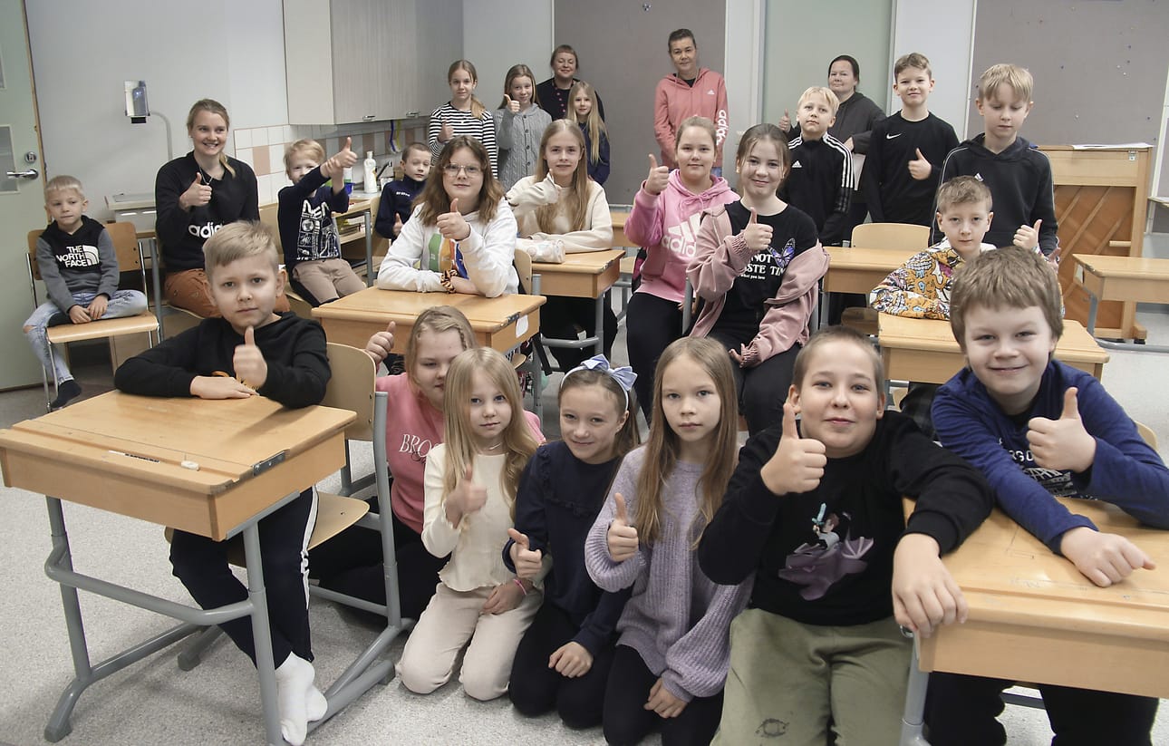 Petäjäskosken koulun väki ja Pyhäjokiseutu-lehti aloittivat torstaina yhteistyöprojektin, jonka myötä tallennetaan koulu- ja kyläarkea. Koulutyö loppuu kylällä seuraavan kevätjuhlan jälkeen, eli kesällä 2025.