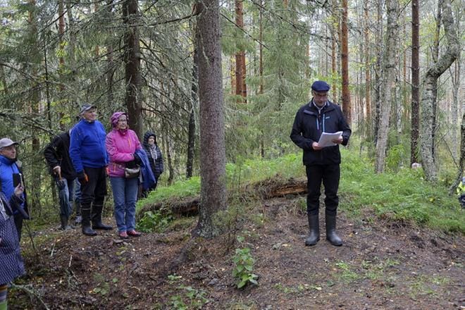 Tainuskylän entisöidyn korsun avajajaisjuhlaa vietettiin viime sunnuntaina. Korsun historiaan liittyvistä asiosta tilaisuudessa puhui Tapani Tikkala. KUVAT: KIRSI SILLANKORVA