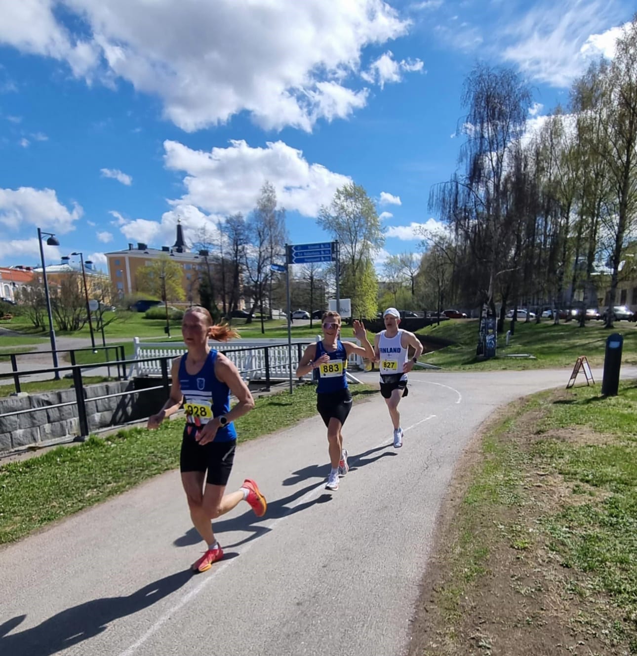 Peräkkäin Henna Vanhanen ja Minna Huovinen juoksemassa Oulun Terwamaratonilla lauantaina.