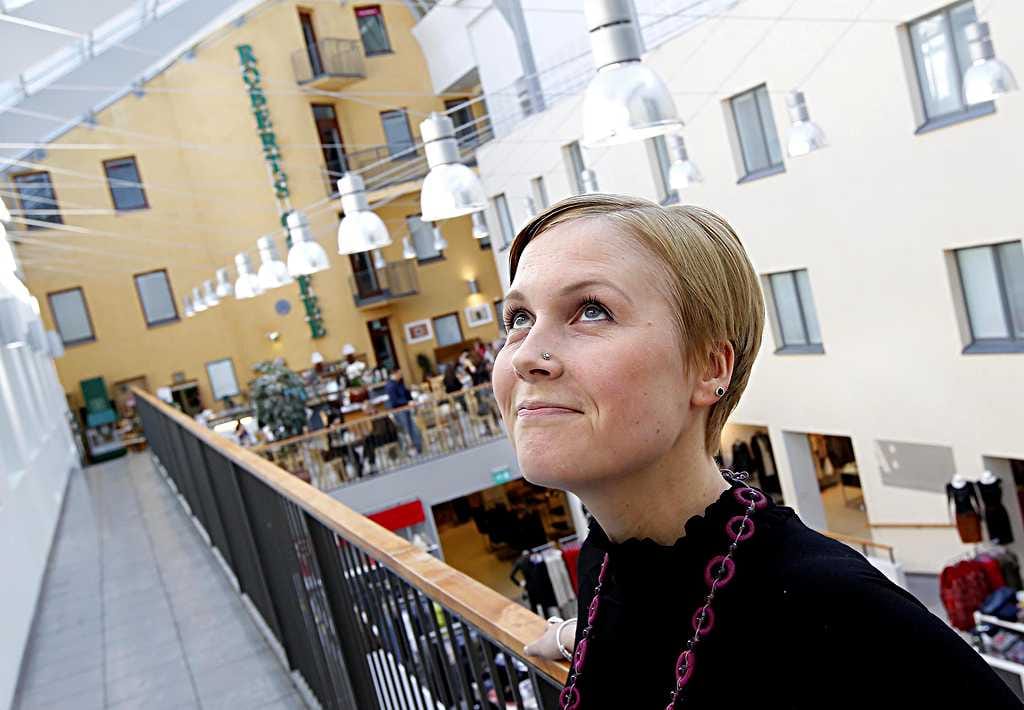Anna Pesonen suunnittelee elämänsä aina vuodeksi eteenpäin. Bollywood-aiheista lopputyötä tekevä Pesonen haluaa saada Intia-kuvat esille myös Rakkautta ja anarkiaa -festivaalille ensi vuoden syyskuussa. Tällä hetkellä Pesosella on Ristiriita-näyttely Oulussa Roberts Coffeessa.