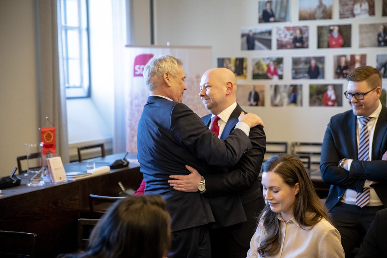SDP:n puheenjohtaja Antti Rinne palasi perjantaina töihin pitkän sairausloman jälkeen. Eduskuntaryhmä otti hänet vastaan ryhmähuoneessa.