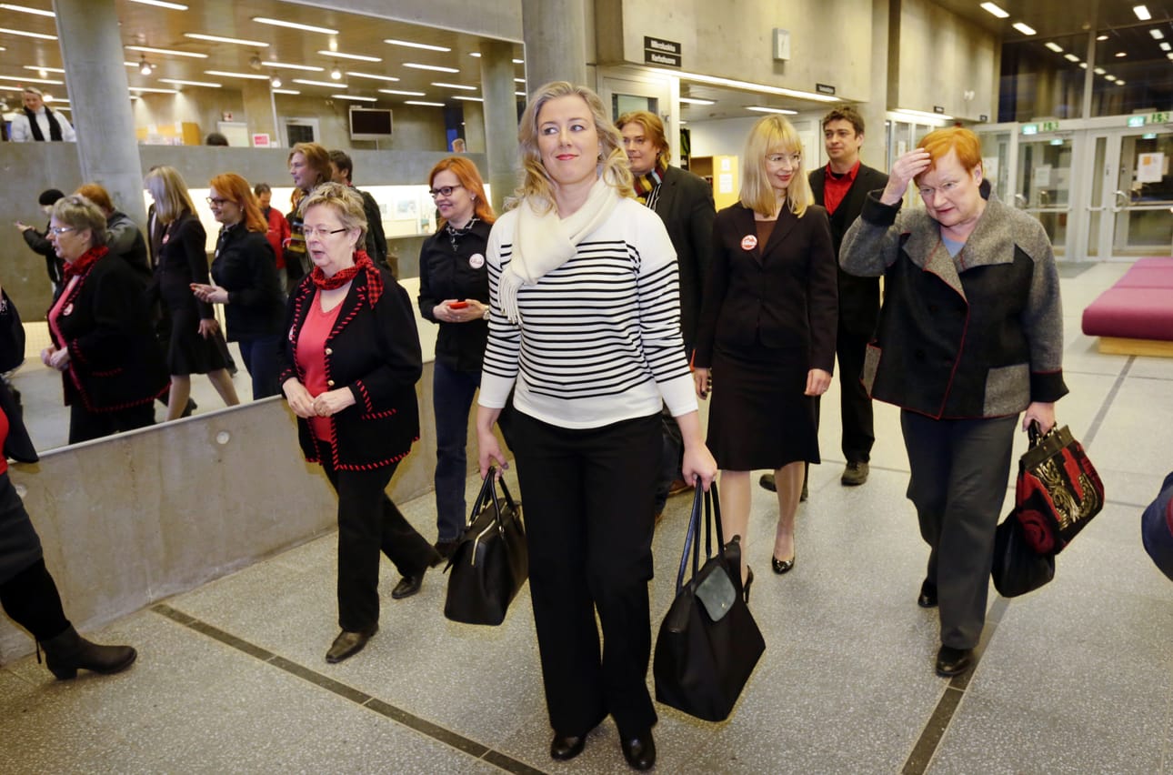 SDP:n puheenjohtaja, valtiovarainministeri Jutta Urpilainen vauhditti maanantai-iltana puolueen EU-vaalikampanjaa Oulussa. Tarja Halonen (oik.) ja Liisa Jaakonsaari tukevat Urpilaisen uudelleenvalintaa SDP:n johtoon.