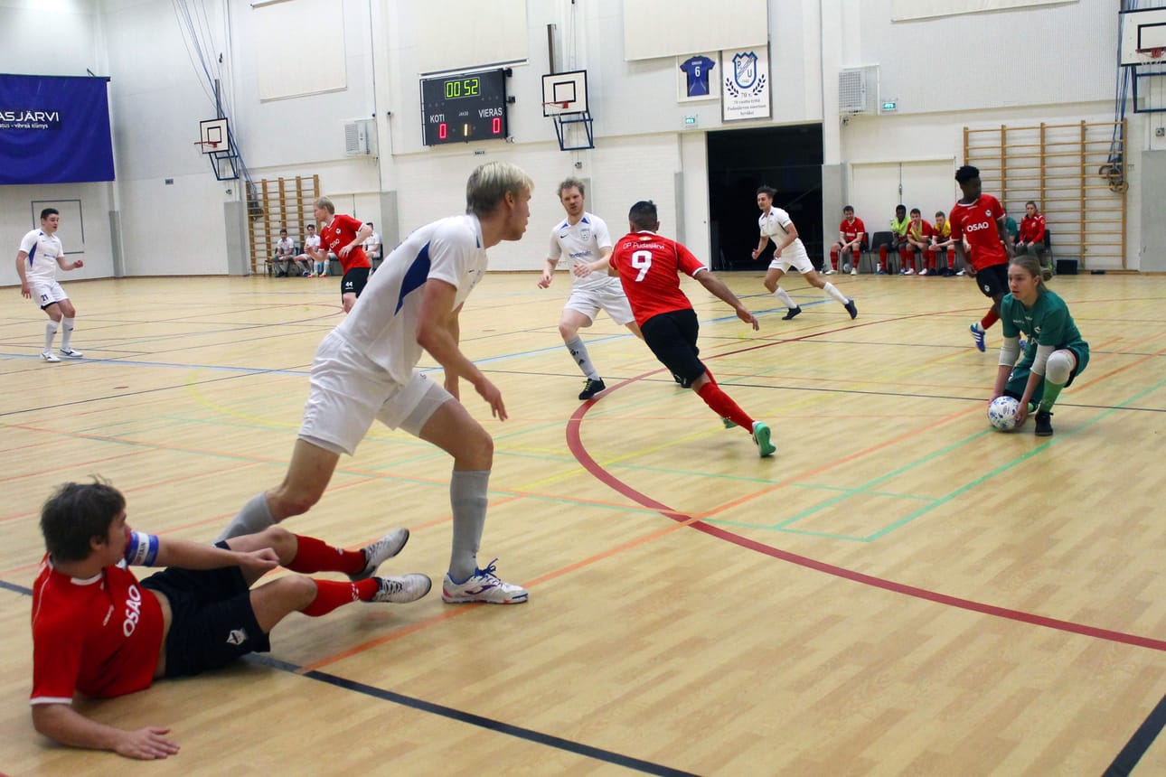 Futsalpelissä Tuomas Sammelvuo -salilla riitti kiperiä tilanteita.