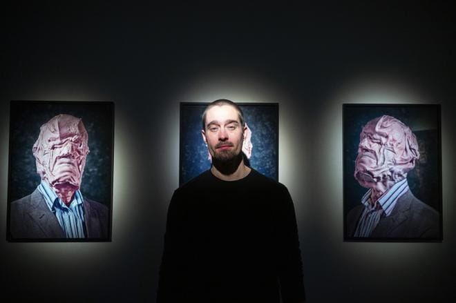 Visa Knuuttila tutkii performanssi- ja kuvataiteessaan ihmiskehoa. Valokuvat, joissa ihmiskasvot on muotoiltu maskeerauksen keinoin apokalyptisiksi hirviöiksi, ovat jatkumoa taiteilijan aiemmalle uralle esiintyjänä kulttisirkus Circus Mundus Absurduksessa. KUVAT: JARNO PELLINEN