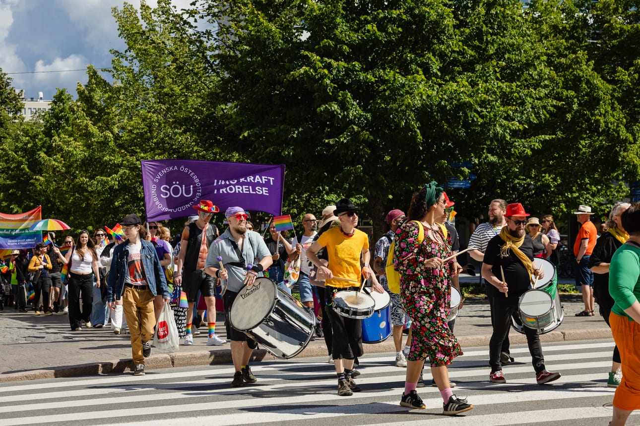 Pride näkyi ja kuului Vaasassa lauantaina. Vaasan setan puheenjohtajan Jani Ukkosen mukaan kulkueessa oli noin 850 ihmistä.