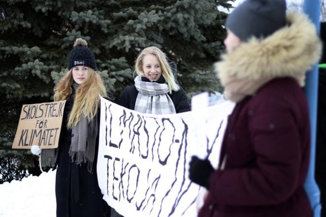 Elina Arpala (vas.) kokosi nuoria ilmastolakkoon Vimpelin kunnantalon edustalle. Mukana oli myös hänen vanhempi sisarensa Katariina Arpala. KUVA: JOHANNA KATAJA