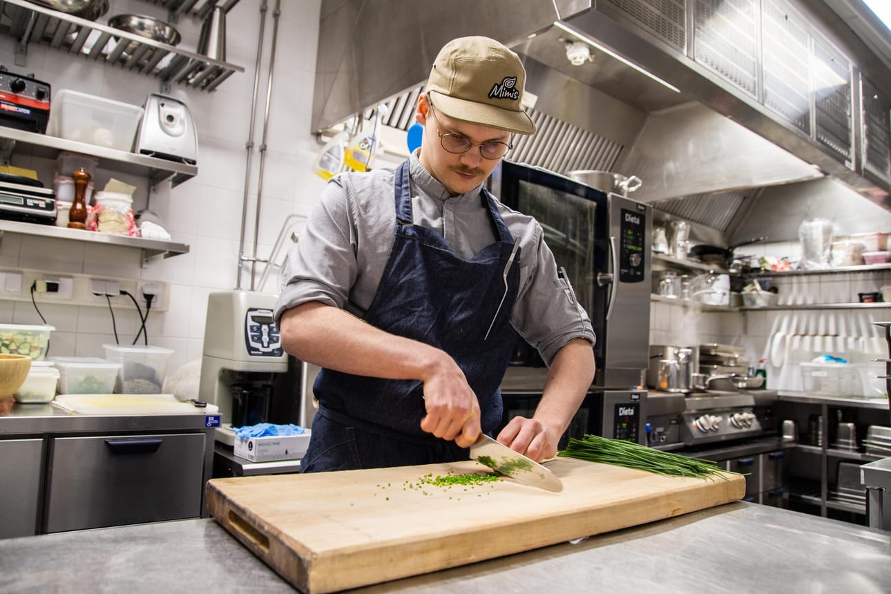 Ravintola Gustav Kitchen & Bar on mukana Köökki-makufestivaaleilla. Vuoropäällikkö Joona Holm kokee, että ravintolat arvot ovat samanlaiset festivaalin teemojen kanssa. ”Pyrimme omassa toiminnassamme mm. hävikin minimointiin ja raaka-aineiden uudelleen hyödyntämiseen.”