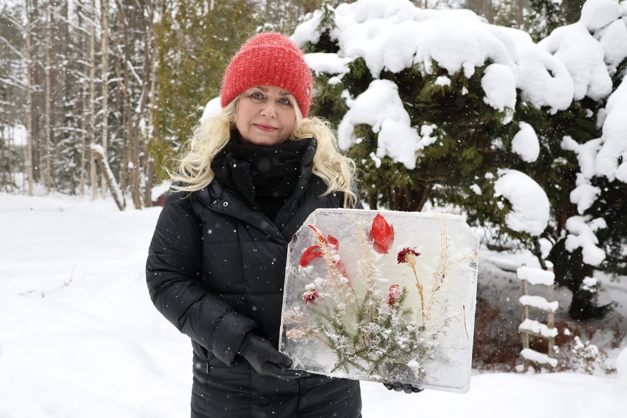 Punakukkainen jäälaatta syntyi Regina Ketomäen kuivuneista kukista, kuusen oksista ja vedestä.