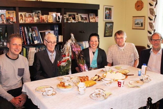 Tommi Pärmäkoski (vas.), Matti Lähdesmäki, Krista Pärmäkoski, Aatto Patama ja Heikki Savela kokoontuivat juhlimaan Kristan olympiamitaleja kakun ja kukkien kera Pataman kotiin Kuortaneelle. KUVA: EMILIA RANTANEN