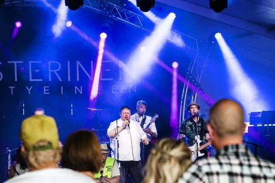 Illan ensimmäinen esiintyjä The Great Syfilis Orchestra esitti oivaltavia tulkintoja Klamydian kappaleista. KUVAT: KRISTA LUOMA