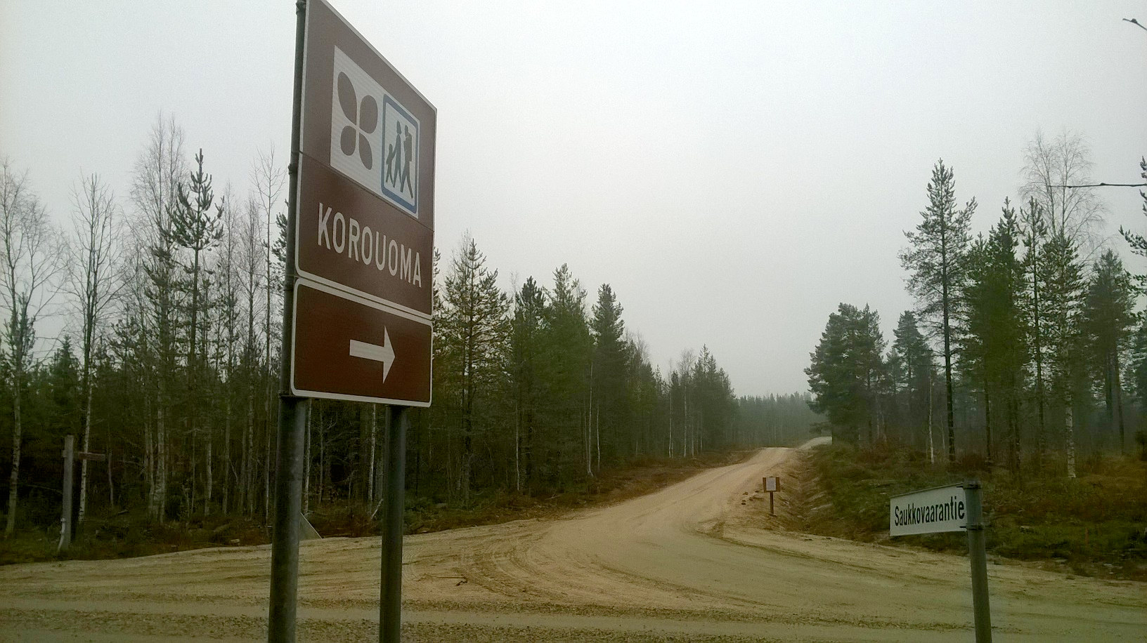 Lopullisesti noin viisi metriä leveä tie valmistuu ensi kesään mennessä, jolloin tie saa vielä pintamurskeen.