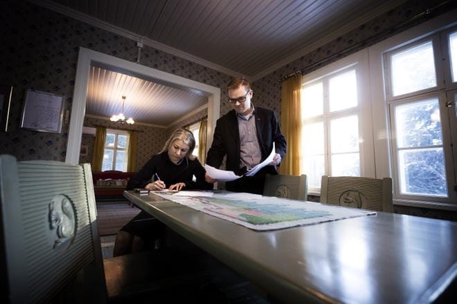 Kansalaispuolueen varapuheenjohtaja, seinäjokelainen Piia Kattelus ja puheenjohtaja, vantaalainen Sami Kilpeläinen odottivat kokousväkeä Santeri Alkion kotitalossa Laihialla. KUVA: JARNO PELLINEN