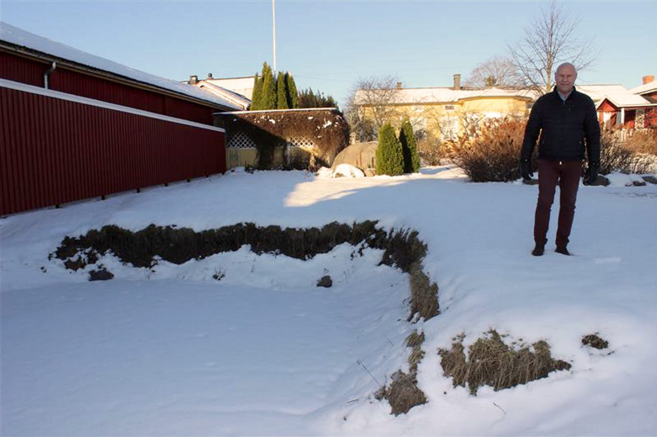 Matts Lindedahlin pihalla on pitkään ollut iso kuoppa. Uima-altaan rakennustyöt ovat kesken, koska altaan toimenpideluvasta on valitettu.