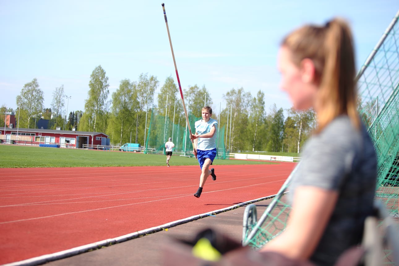 Petteri ja Emilia Tuomaala ovat parantaneet jo ulkoratojen ennätyksiään tänä keväänä. Ja koko ajan heillä on tarkoitus nostaa rimaa korkeammalle.