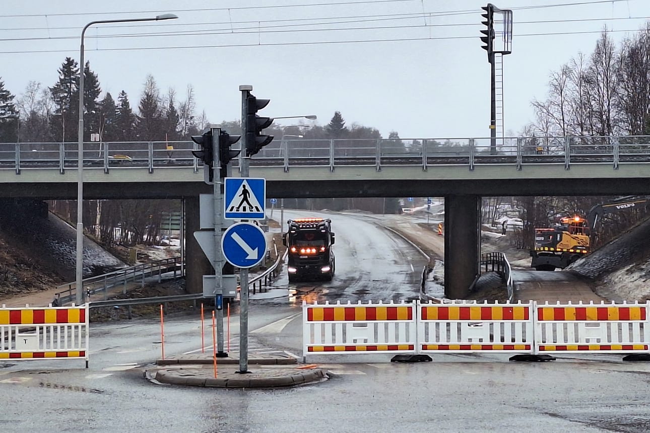 Keminmaan Laurilasta lähtevä Rovaniementie suljettiin liikenteeltä keskiviikkona aamupäivällä, kun vesi tulvi tielle. Samanlaisia ongelmia oli monella muullakin tiellä Keminmaassa.