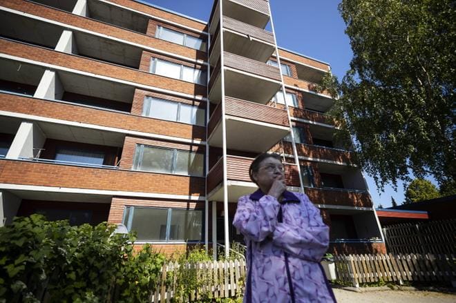 Kristiina Raden sanoo, että Ristinummella on kaikki mitä hän tarvitsee eli kauppa, kirjasto ja metsiä. KUVAT: JARNO PELLINEN