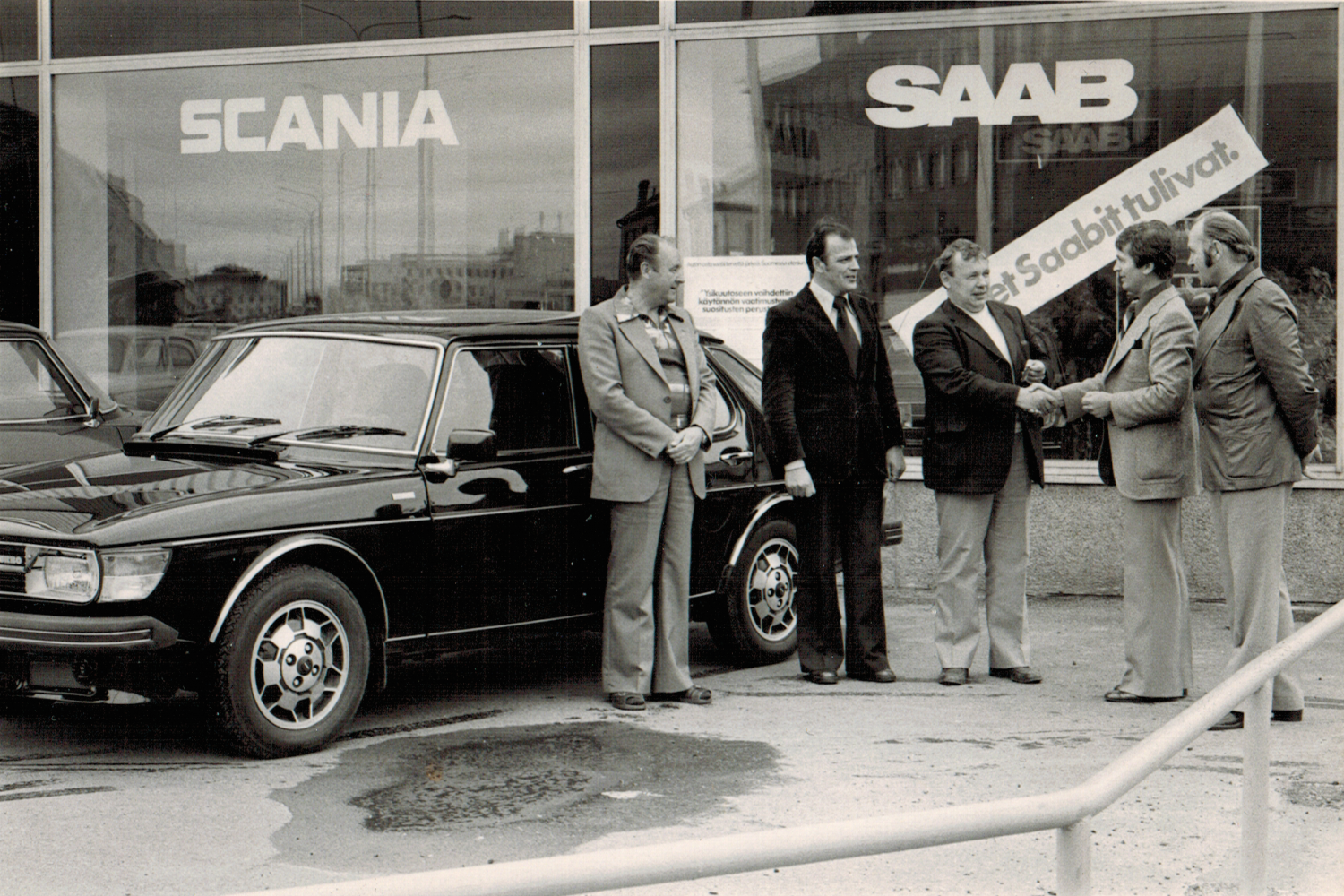 Aineen myyjät luovuttavat tuliterän Saab 99 Turbon Oulun kaupungin käyttöön.