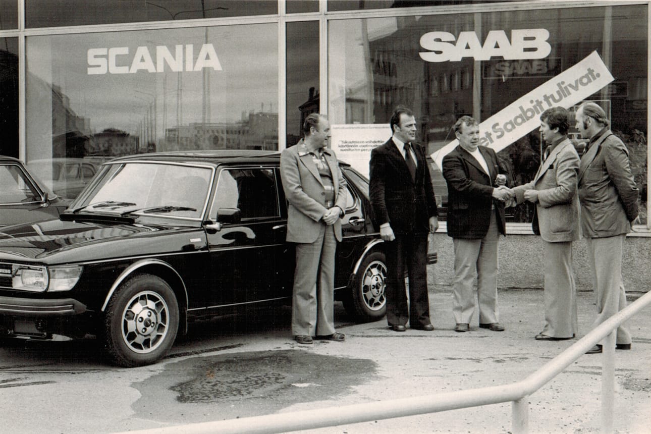 Aineen myyjät luovuttavat tuliterän Saab 99 Turbon Oulun kaupungin käyttöön.