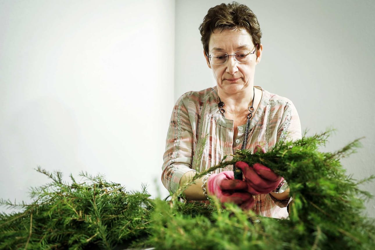 Arja Poikajärvelle seppeleiden teko on ollut terapeuttista tekemistä, jossa äkkiä unohtuu työpäivän kiireet. Seppeleen sidonta on uusi taito, jonka mielellään oppii.