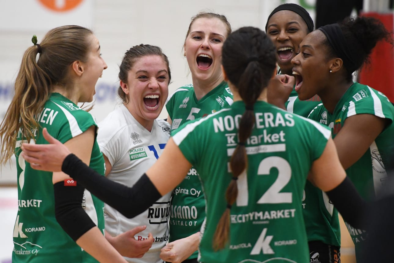 Pölkky Kuusamo juhlii SM-pronssia.