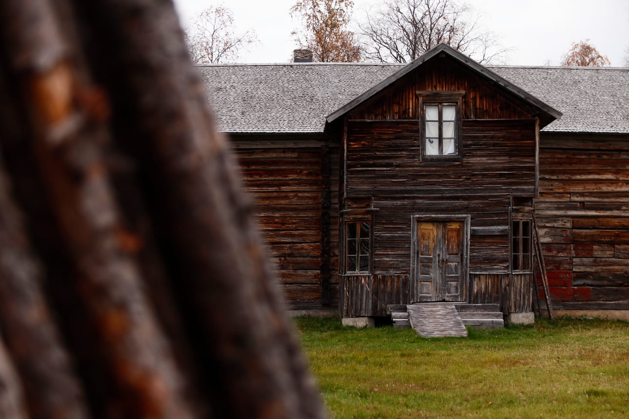Kuusamolainen yhdistys Häevähys on hakenut avustusta hankkeelle, joka yhdistää elokuvaa, historiaa, elokuvakasvatusta ja tunnetaitojen käsittelyä taidelähtöisin menetelmin. Kuva on Kuusamon kotiseutumuseon pihalta syyskuussa 2024.