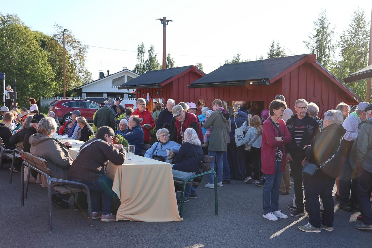 Yhteinen juhlapöytä kuului Oulu2026 -ohjelmaan. Pöytä katettiin tiistaitorin alueelle kasitien ja Osuuspankin väliselle parkkipaikalle.
