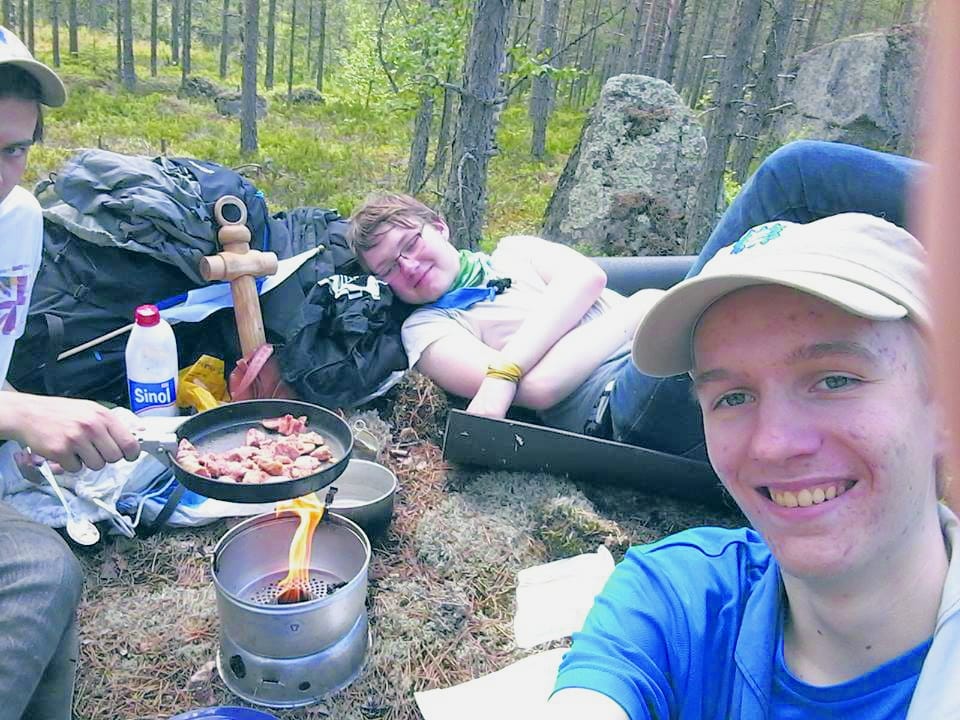 Naalit evästauolla.