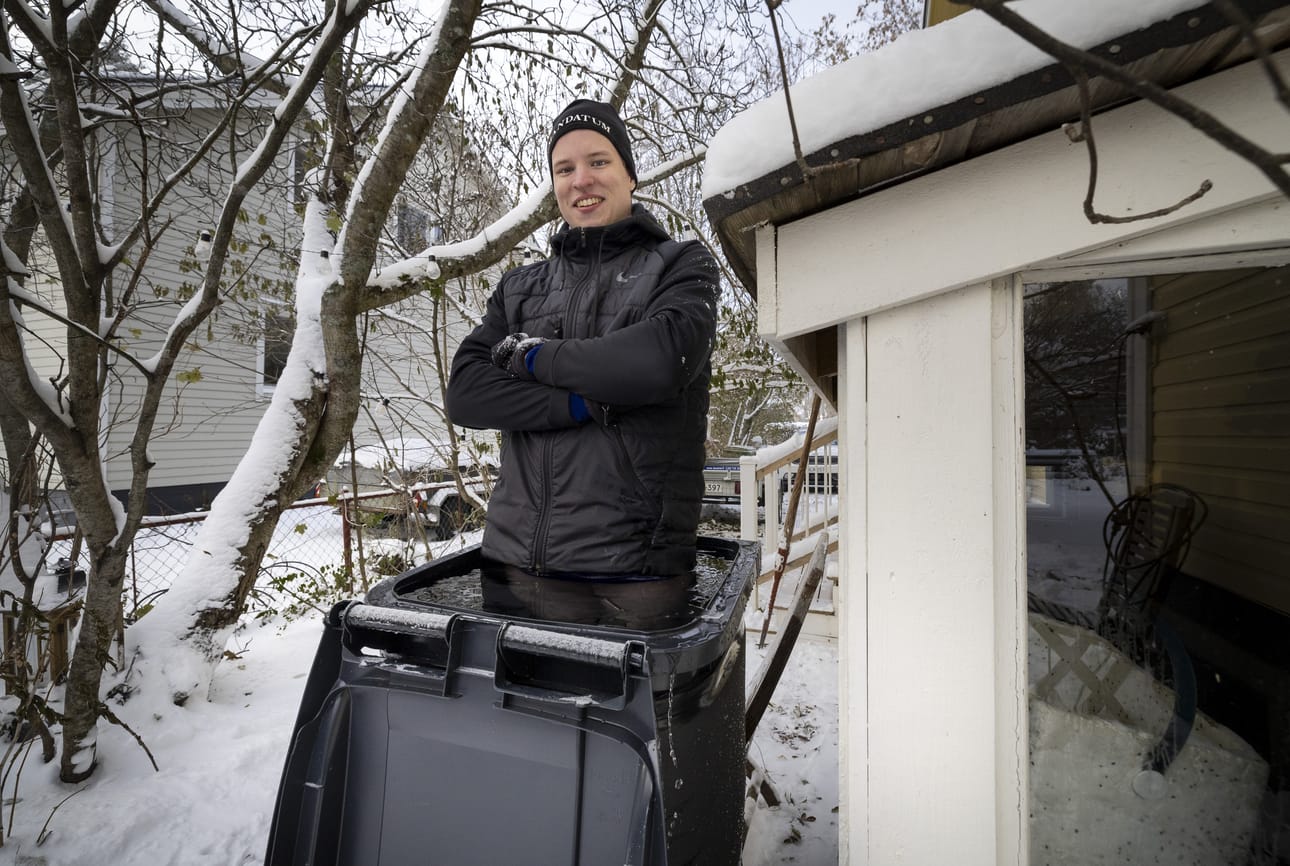 Samuel Purola patsastelee tottuneesti kotipihansa roskapöntössä, joka on täytetty jäävedellä. Oulun Pyrinnön pikakiituri pulahtaa vilvoittelemaan pariksi minuutiksi jokaisen treenin jälkeen.