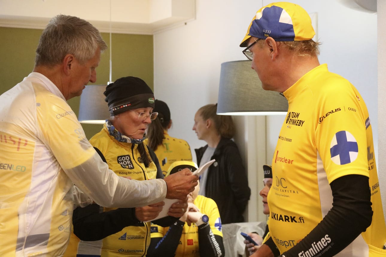 Arto Karnaranta johtaa Team Oulua. Teija ja Mauri Sorvoja sekä muut pyöräilytiimiläiset pysähtyivät alkuviikolla Oulaisissa. Perjantaina Suomen pyöräilijät lähtevät Helsingistä kohti Pariisia.