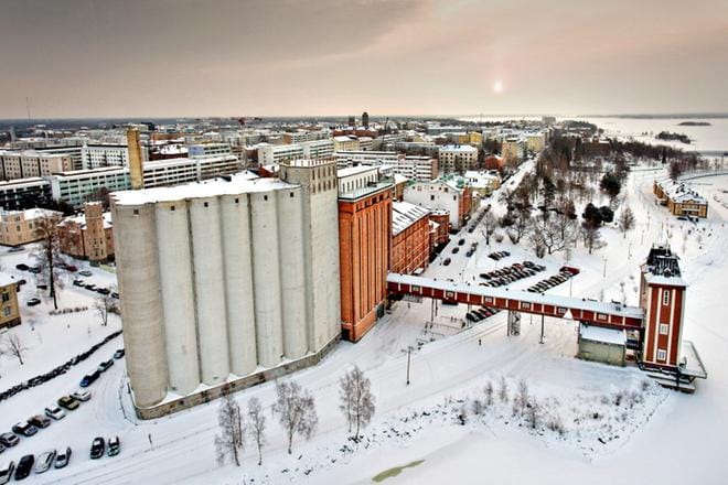 Vaasan kaupunginrannan siilojen purkamista käsitellään seuraavaksi kenties korkeimmassa hallinto-oikeudessa, jos kyseinen oikeusaste myöntää asiassa valitusluvan. ARKISTOKUVA: KARI LÖFHJELM