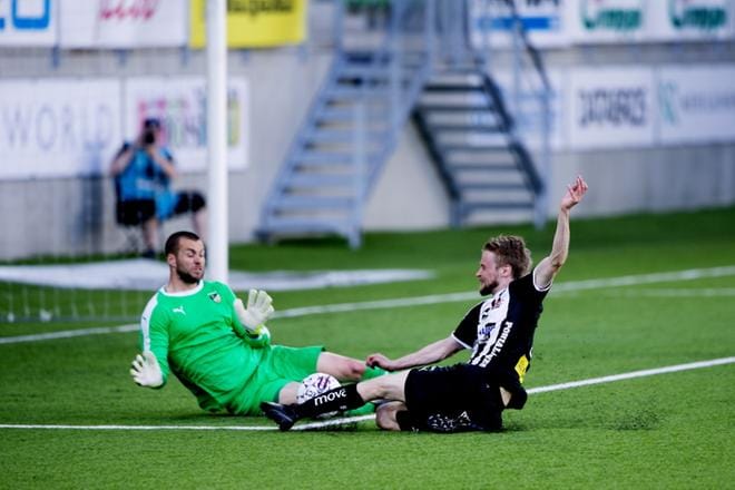 Palloseuran Juho Lähde oli lähellä maalintekoa, mutta FC Hongan hienosti torjunut maalivahti Tim Murray oli tässäkin esteenä. KUVA: JAAKKO ELENIUS