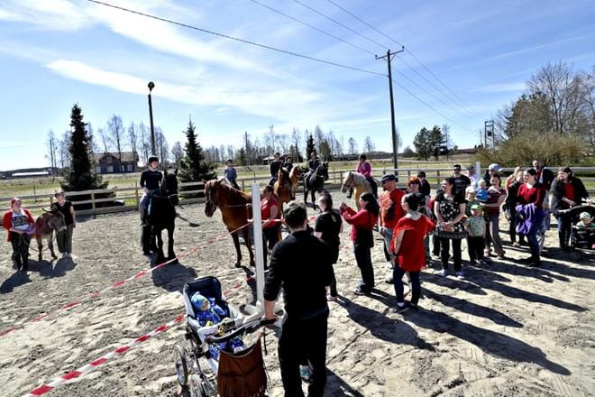 Kolmisenkymmentä ihmistä kokoontui tänään Ilmajoen Koskenkorvalla sijaitsevalle Toiskan hevoskeskukseen Hevosväen kesäkauden siunaustilaisuuteen. Kuva: Heikki Hakanen
