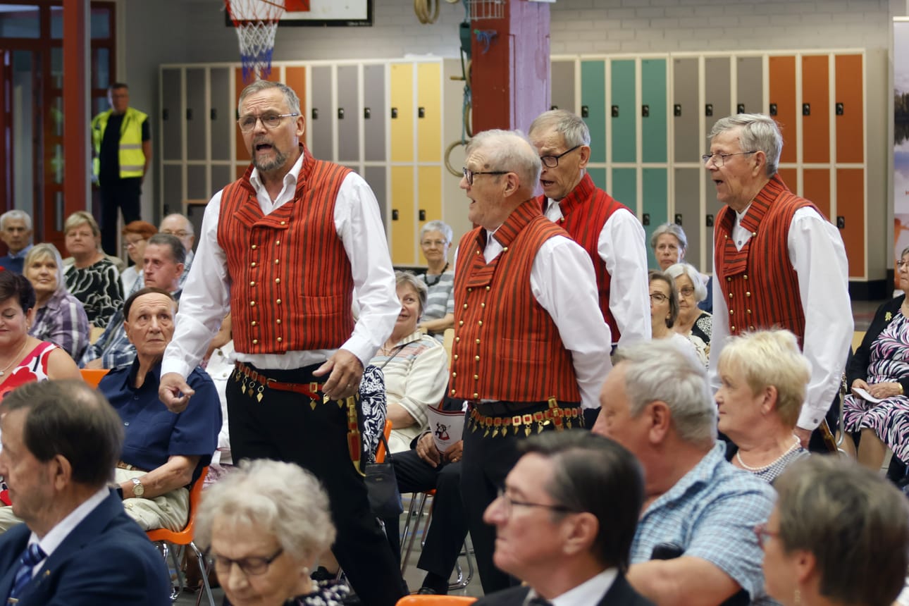 Hyvät häjyt Jukka Mäkikari, Pauli Koivusalo, Erkki Jussila ja Heikki Lilja saapastelivat Häjyylyjen pääjuhlaan yllättäen mutta hyvällä laulun asialla.