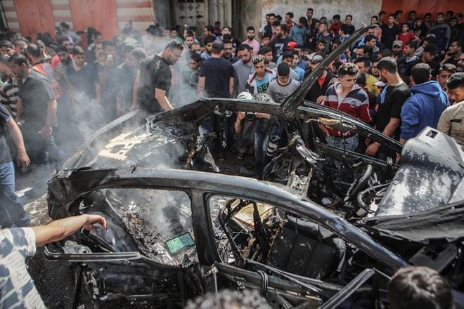 Israelin ilmaisku osui muun muassa Hamasin jäsenen autoon sunnuntaina Gazassa. KUVA: Haitham Imad/EPA