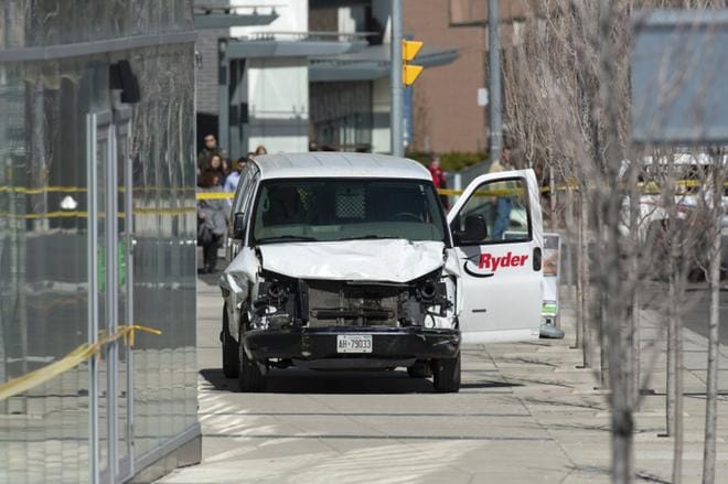 Kymmenen ihmistä kuoli maanantaina Torontossa, kun pakettiauto ajoi väkijoukkoon. KUVA: Warren Toda / EPA
