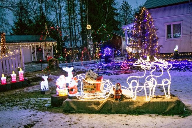 Kun puiden oksilla on lunta eikä tuule, jouluvalopiha on kauneimmillaan. Marraskuussa sellainen hetki oli, mutta viime päivinä maisema on ollut aika musta. KUVAT: JORMA HAVULA